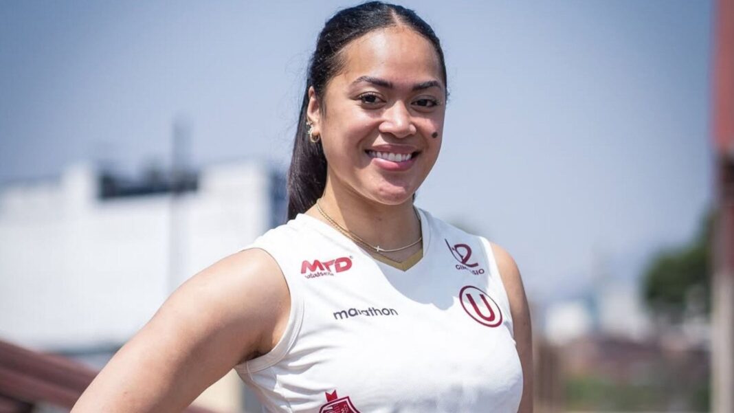 Seleisa Elisaia con la camiseta de Universitario de Deportes