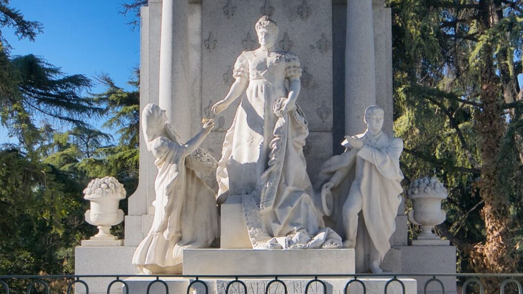 Estatua de la infanta Isabel de Borbón con pintadas verdes y brazo roto en el Parque del Oeste de Madrid