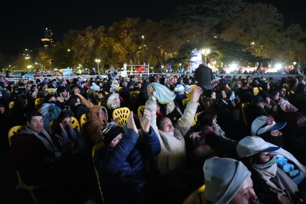 Hinchas argentinos en el Fan Fest de Palermo celebrando la victoria