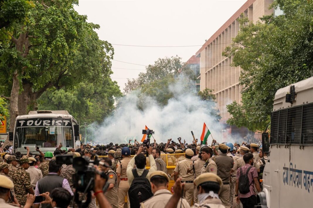 Manifestantes y policías en una protesta en Nueva Delhi
