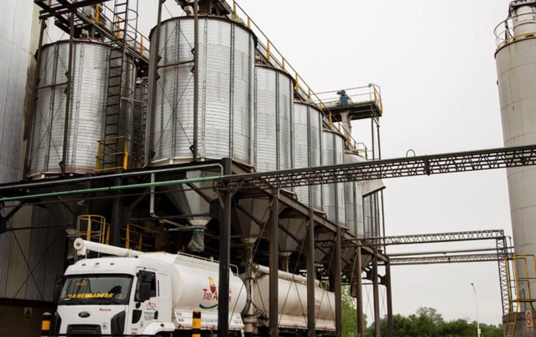 Trabajadores de Granja Tres Arroyos en planta La China de Concepción del Uruguay
