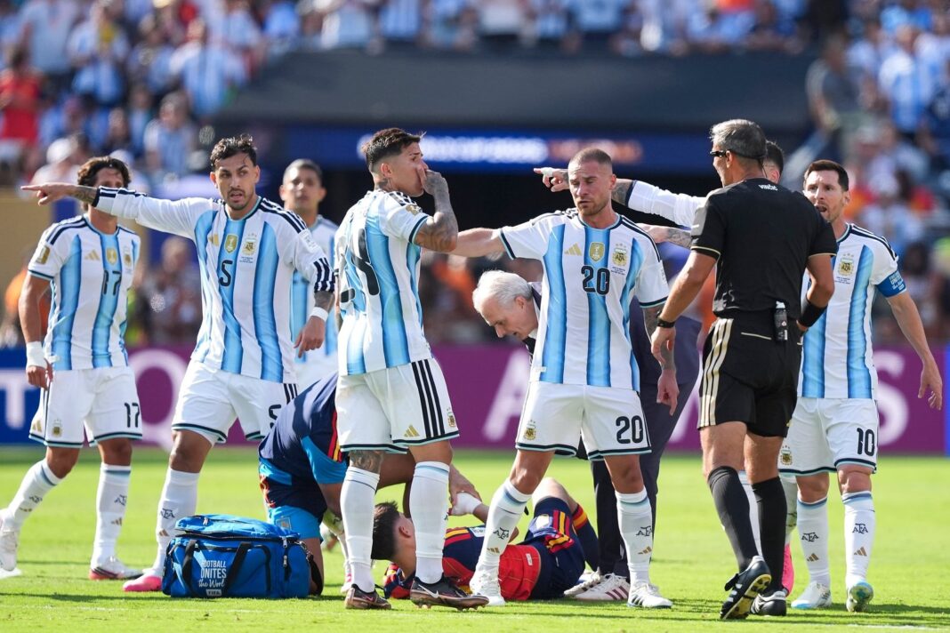 Jugadores de la selección argentina llegando al aeropuerto