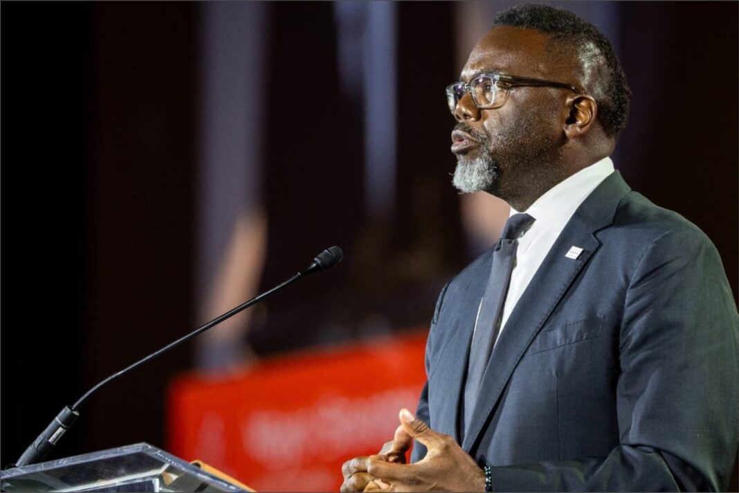 Alcalde de Chicago Brandon Johnson firma orden ejecutiva sobre compra de armas