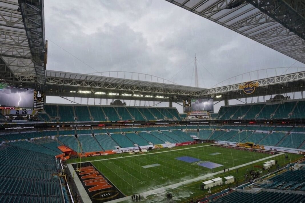 Imagen modificada con Inteligencia Artificial de tormenta eléctrica sobre un estadio en Miami