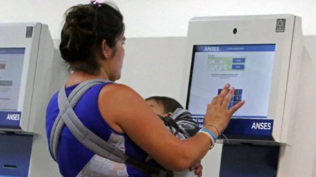 Oficina de ANSES con cartelería institucional