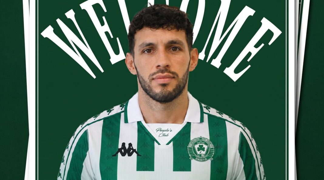 Antonio Portales, defensor mexicano, con la camiseta del Omonia 29M de Chipre