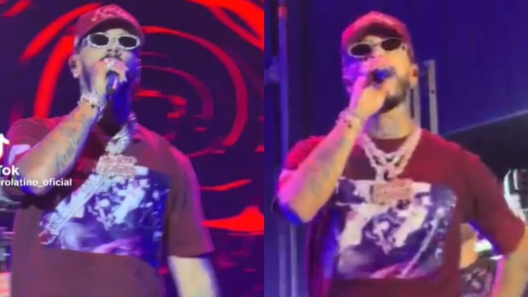 Anuel AA en concierto con gorra y camiseta del museo de Pablo Escobar
