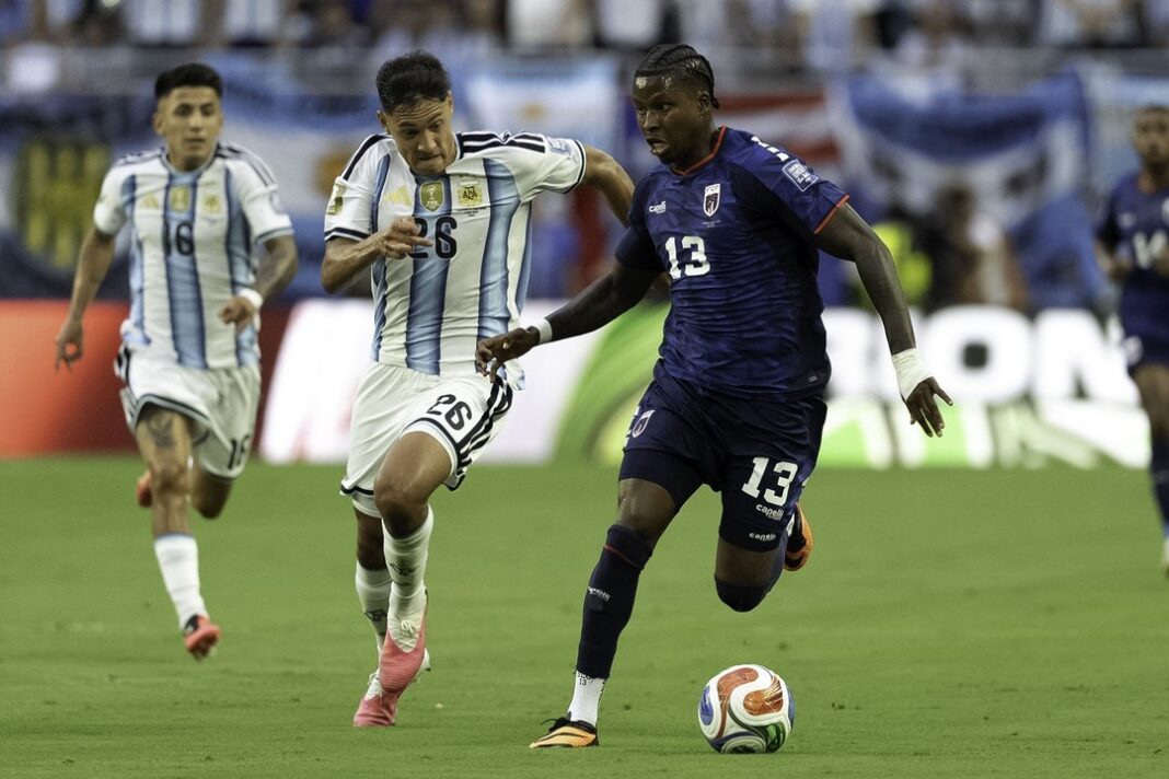 Partido de fútbol entre Argentina y Cabo Verde en el Mundial 2026