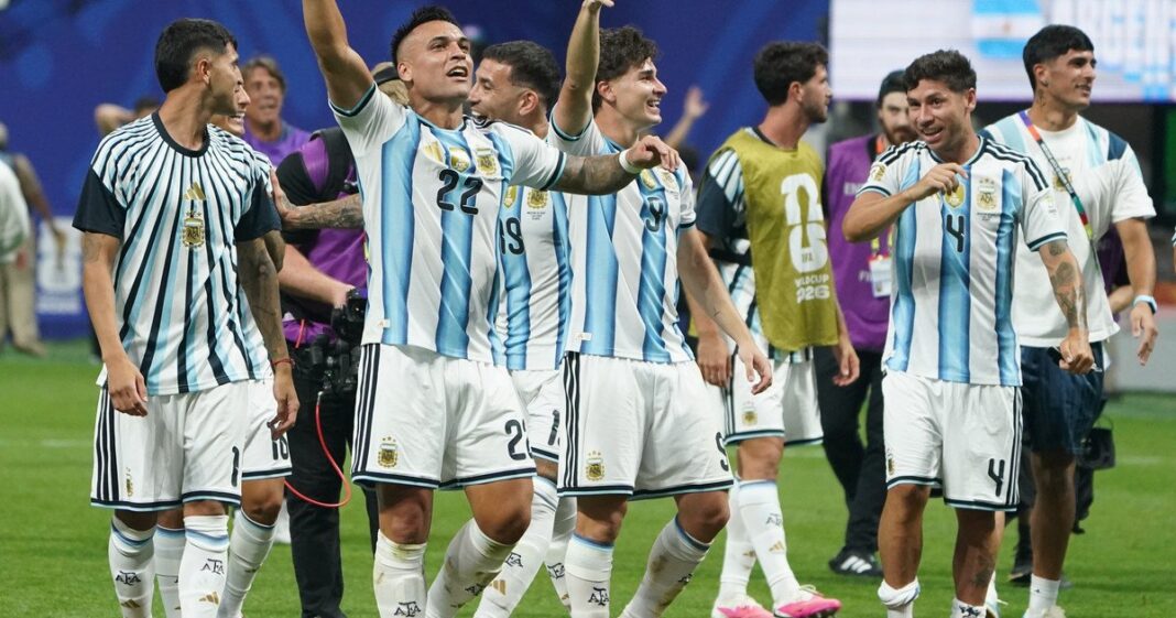Jugadores de la Selección Argentina celebrando tras el partido contra Egipto