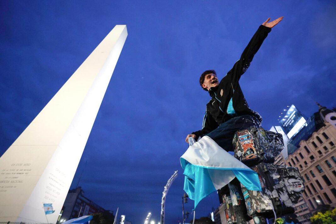 Hinchas argentinos festejando en la calle tras la victoria ante Inglaterra
