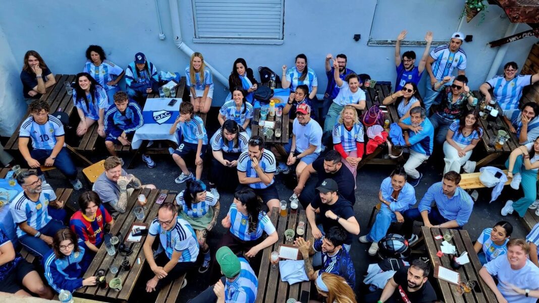 Argentinos en Inglaterra viendo un partido de fútbol en un pub