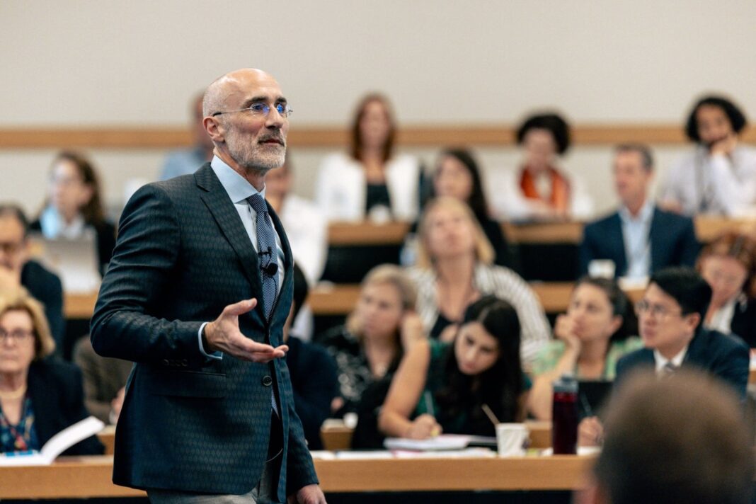 Arthur Brooks, catedrático de Harvard, hablando sobre felicidad y aprendizaje