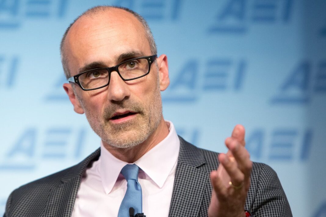 Arthur Brooks, catedrático de Harvard, hablando sobre la felicidad y el aprendizaje constante