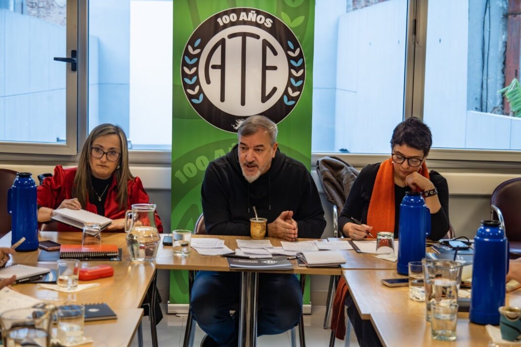 Trabajadores estatales movilizados frente al Ministerio de Economía