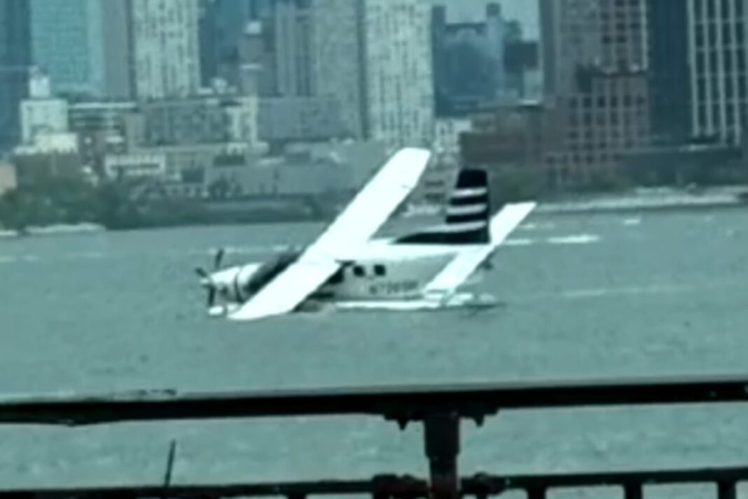 Hidroavión blanco escorado en el East River de Nueva York durante operativo de rescate