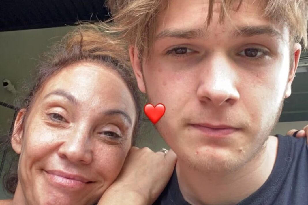 Benicio junto a su madre Ernestina Pais en el acto de egresados del colegio secundario en 2021