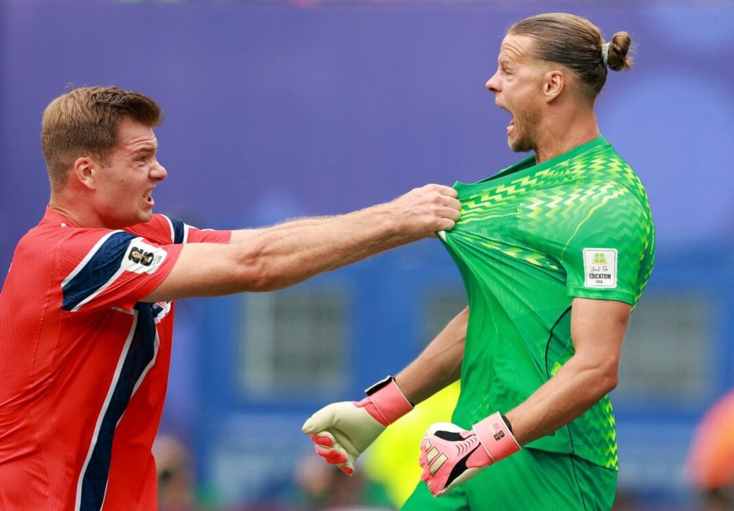 Arquero noruego Örjan Nyland atajando un penal durante el partido Brasil vs Noruega por el Mundial 2026