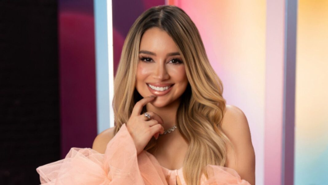 Brianda Deyanara, influencer mexicana, sonriendo frente a cámara