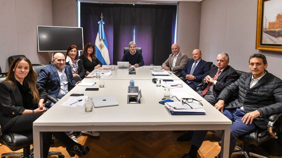 Luis Caputo en reunión con contadores
