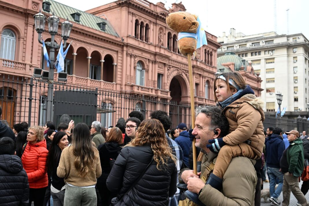 Javier Milei escuchando la homilía del Arzobispo de Buenos Aires, Jorge García Cuerva, durante el Tedeum por el 9 de Julio en la Catedral Metropolitana