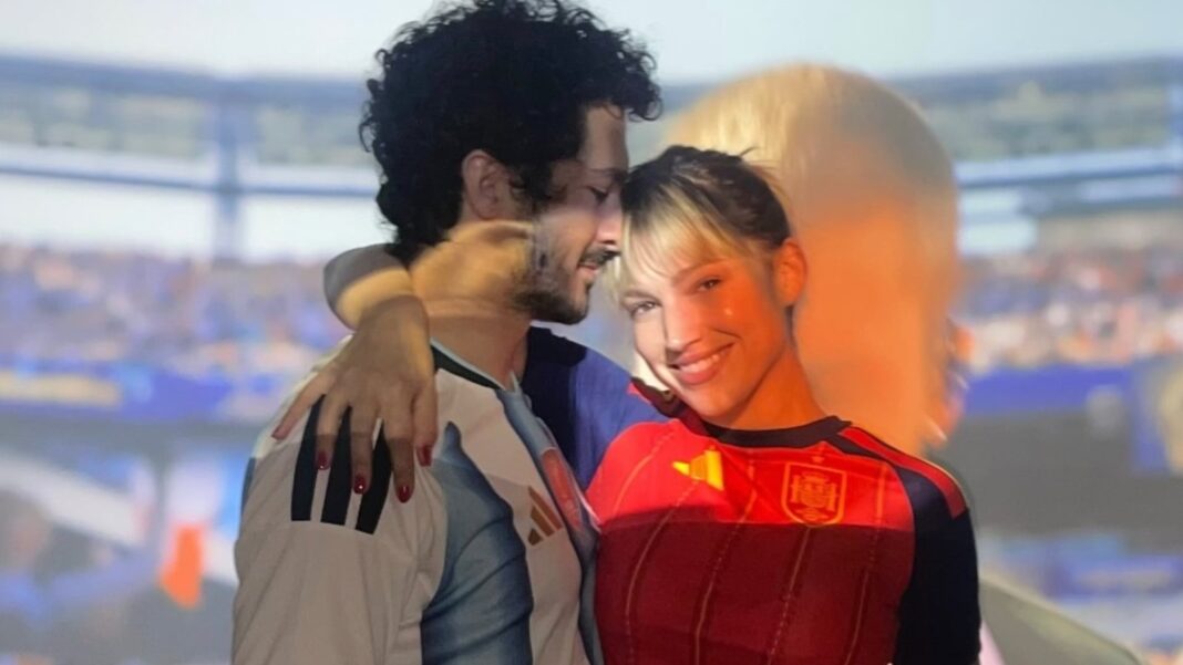 El Chino Darín abraza a Úrsula Corberó, ambos sonrientes, con su hijo vestido con camiseta argentina