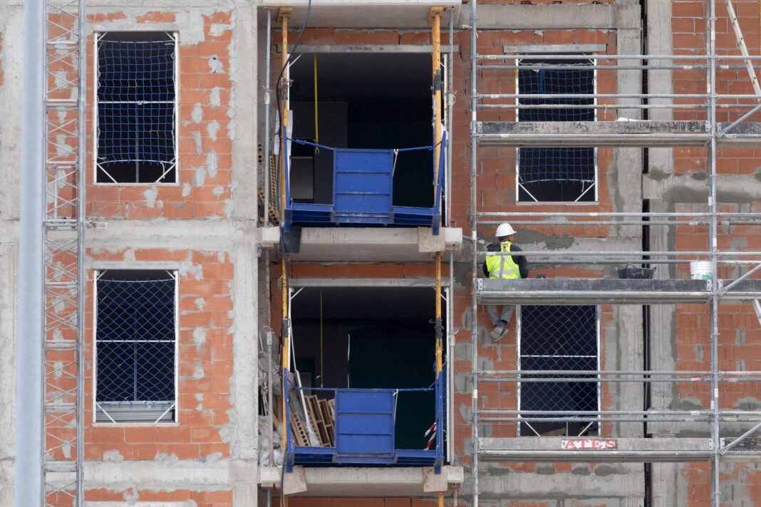 Persianas bajadas en una ventana de una vivienda española