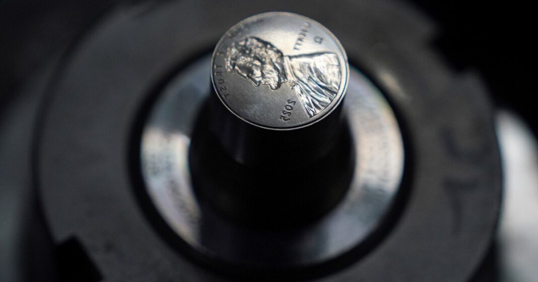 Monedas de un centavo estadounidense apiladas sobre una superficie