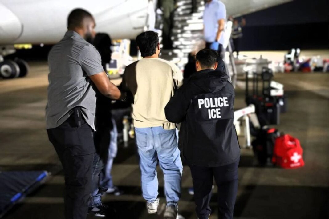 Tribunal de inmigración en California con largas filas de migrantes esperando audiencia