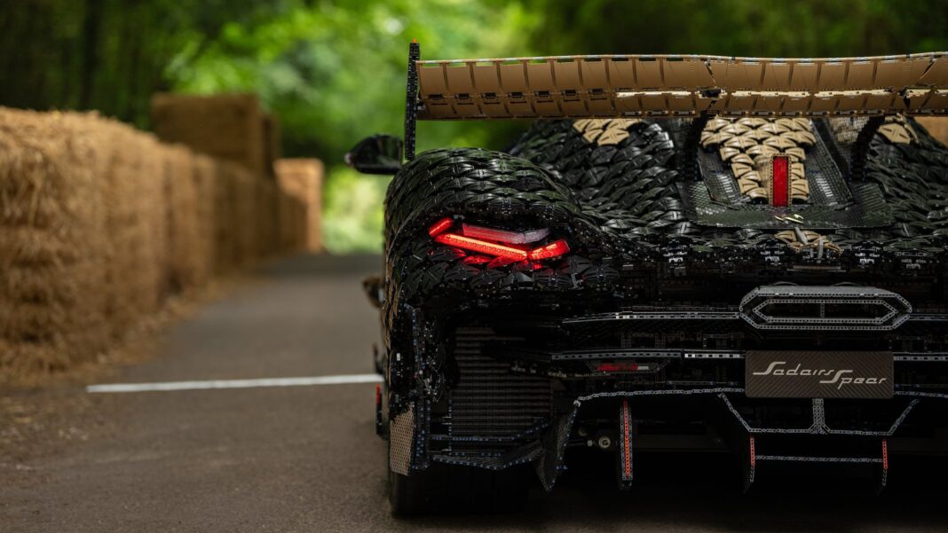 Réplica funcional de auto Koenigsegg construida con piezas de Lego en el circuito de Goodwood