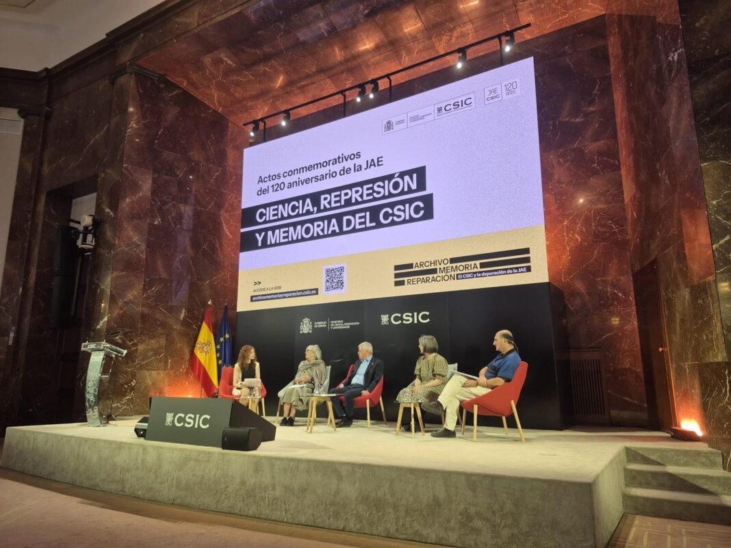 Logo del CSIC y pantalla de la web Archivo memoria reparación