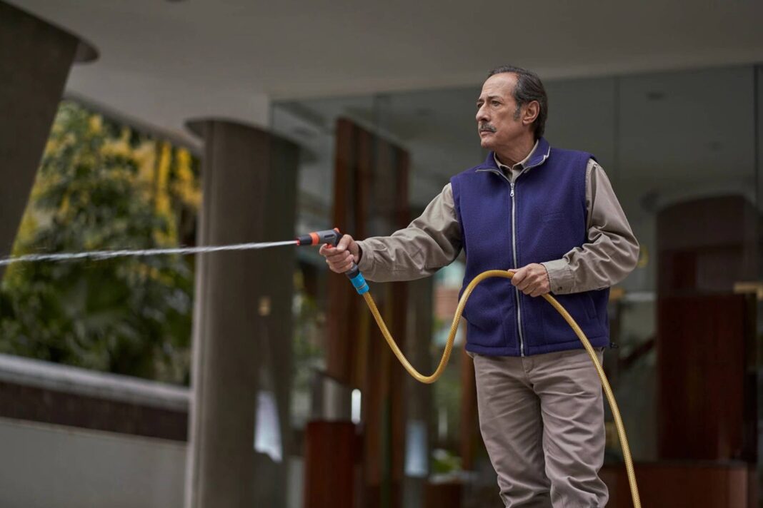 Encargado de edificio realizando tareas de limpieza en un pasillo