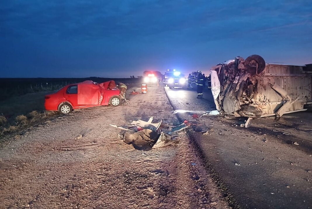 Combi volcada y auto destruido tras choque en ruta provincial 4, Córdoba