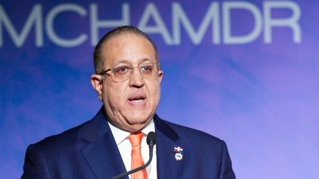 Ministro de Hacienda Magín Díaz expone datos económicos en evento de AMCHAMDR