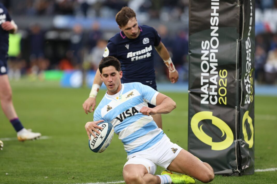 Partido de rugby con jugadores en acción durante un ataque