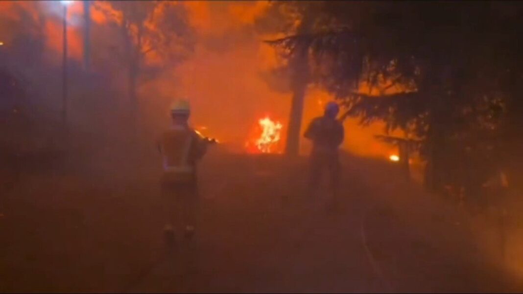 Incendio forestal en la Sierra Oeste de Madrid con columnas de humo y helicópteros de extinción