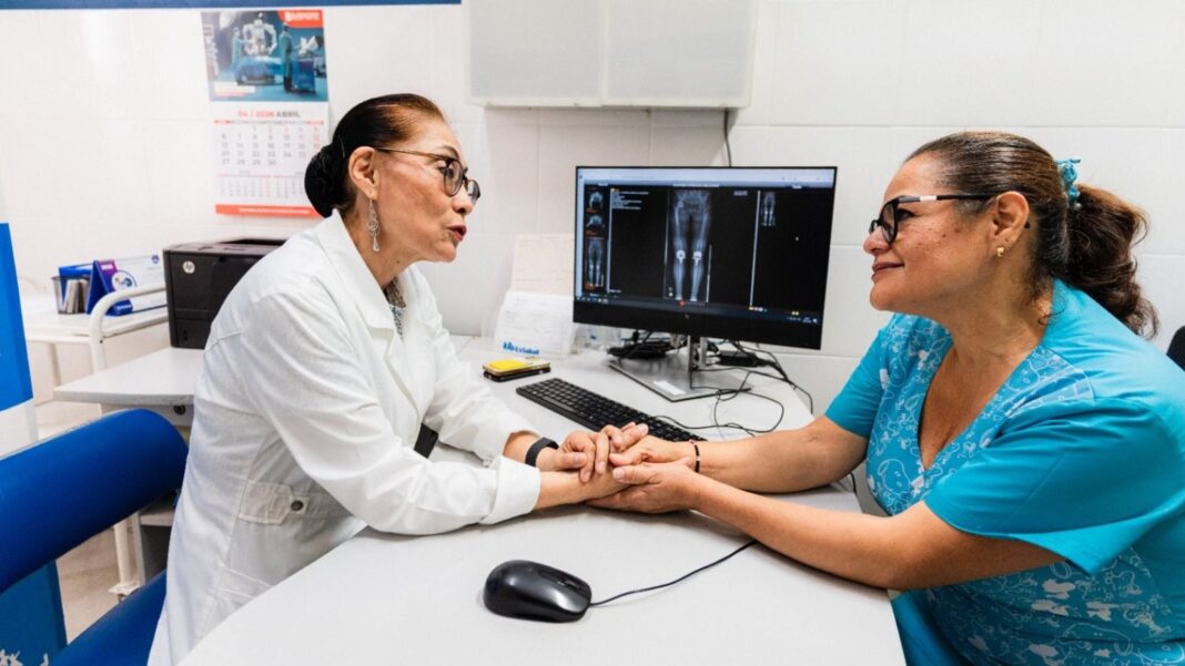 Médicos realizando cirugía de reemplazo de articulaciones en el Hospital Guillermo Almenara