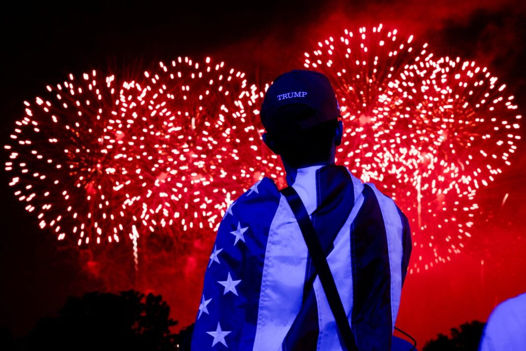 Fuegos artificiales sobre el Monumento a Washington durante las celebraciones del 250 aniversario de la independencia de Estados Unidos