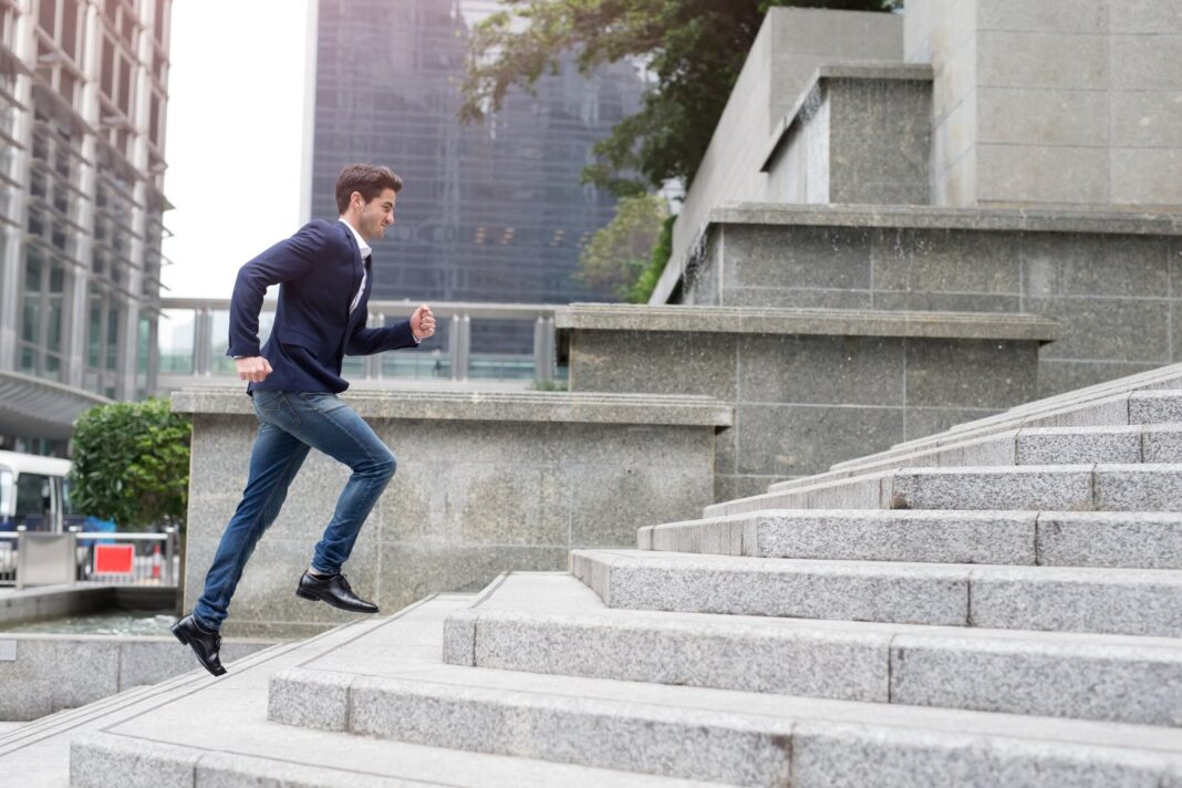 Persona subiendo escaleras rápidamente para hacer ejercicio