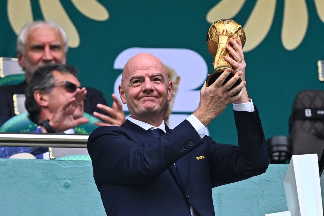 Logotipo de la FIFA en la sede del organismo en Zúrich