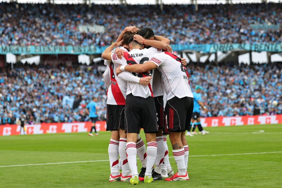 Escudo de River Plate sobre fondo blanco