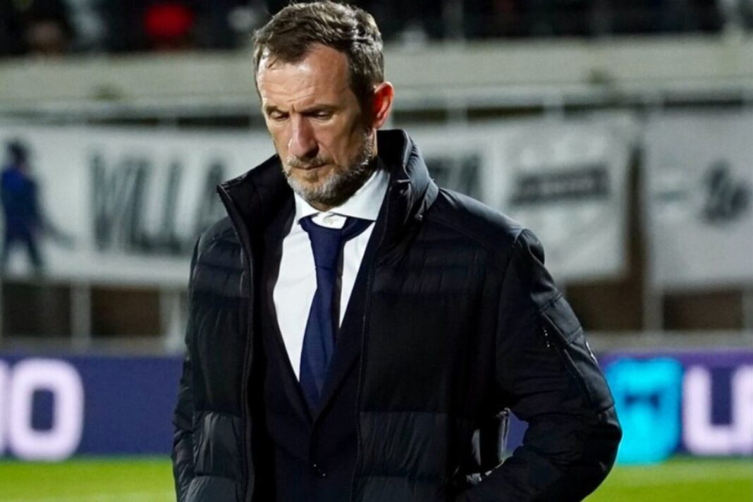 Rodolfo Arruabarrena haciendo un gesto con las manos durante el partido Boca vs. Deportivo Riestra
