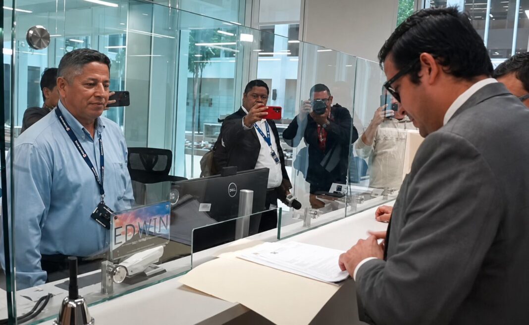Viceministro de Hacienda Victor Julio Carvajal presenta proyectos de ley en Asamblea Legislativa