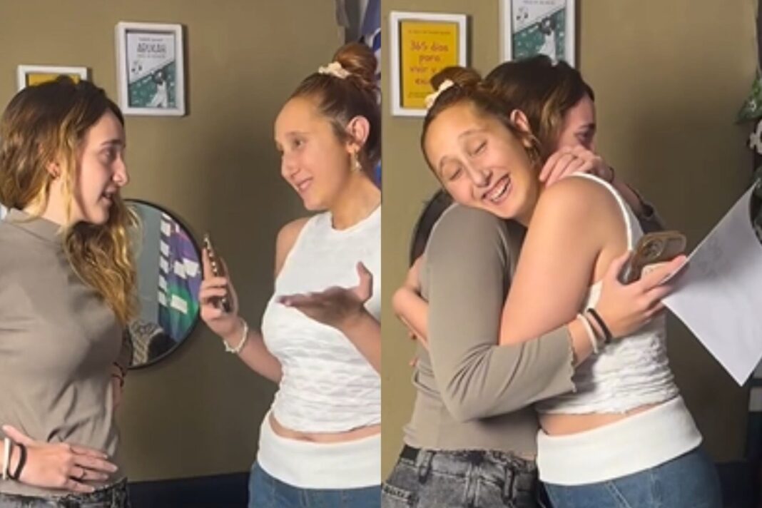 Celeste y Camila Iannelli abrazándose tras el anuncio de Tim Payne sobre el viaje al Mundial