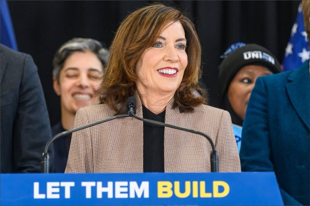 Kathy Hochul anunciando fondos para viviendas asequibles en Nueva York