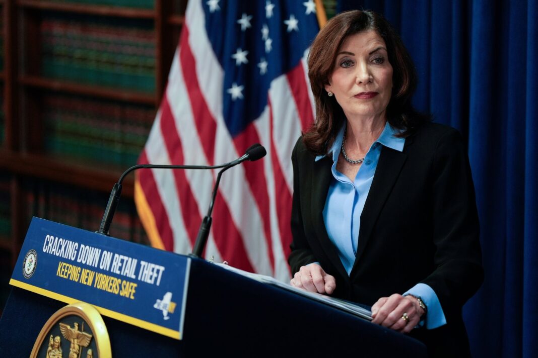 Gobernadora Kathy Hochul en conferencia de prensa anunciando revisión de regulaciones en Nueva York