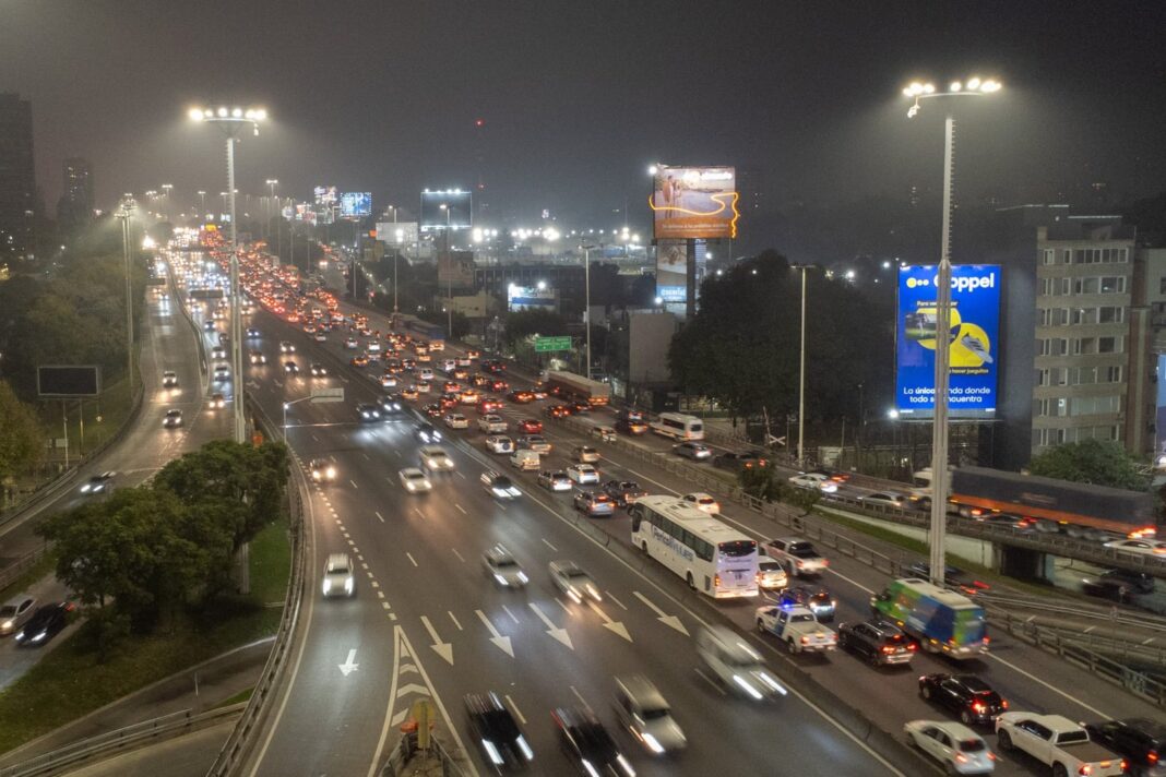 Congestión vehicular en autopista del AMBA durante fin de semana largo