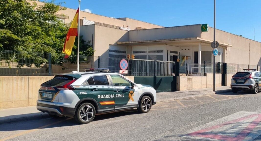 Fachada de un antiguo cuartel de la Guardia Civil en subasta