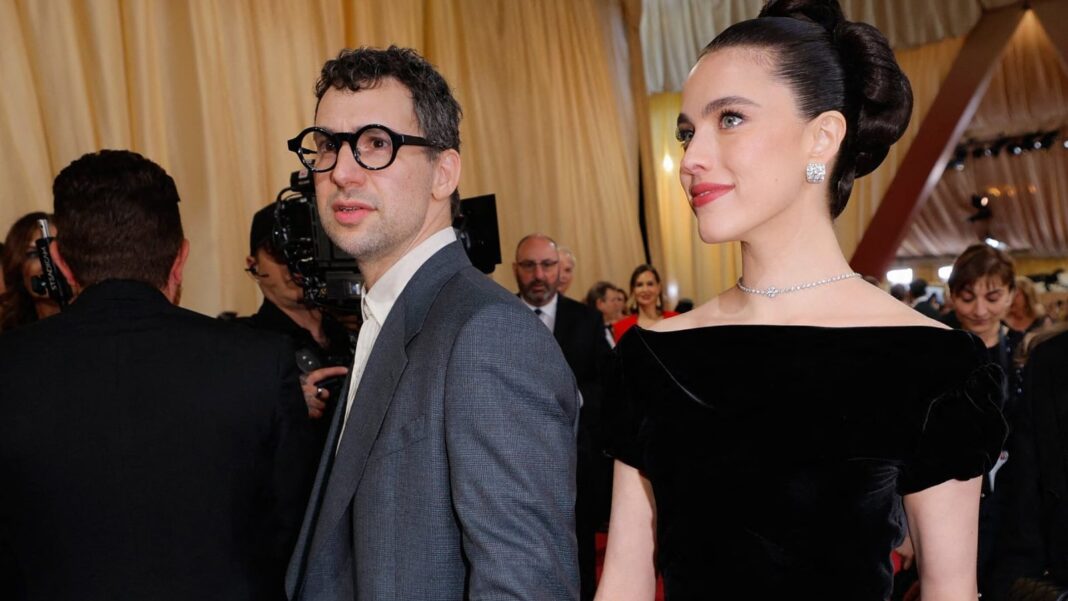 Jack Antonoff y Margaret Qualley asisten a los Premios Grammy 2026