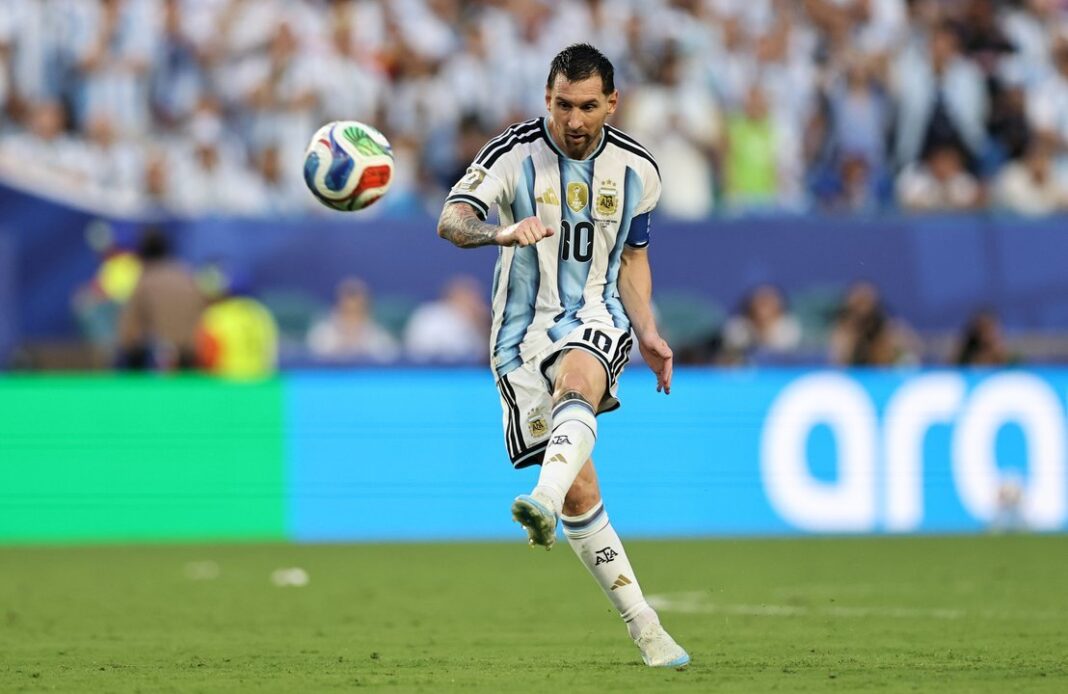 Lionel Messi con gesto de enojo durante los festejos tras el partido Argentina vs Cabo Verde