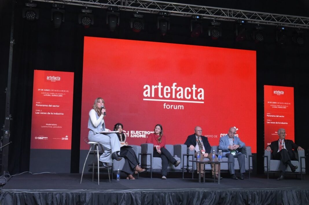 Vista de stands y visitantes en Artefacta 2026 en La Rural